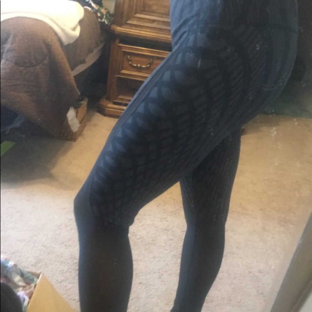 Alo workout leggings with mesh bottom